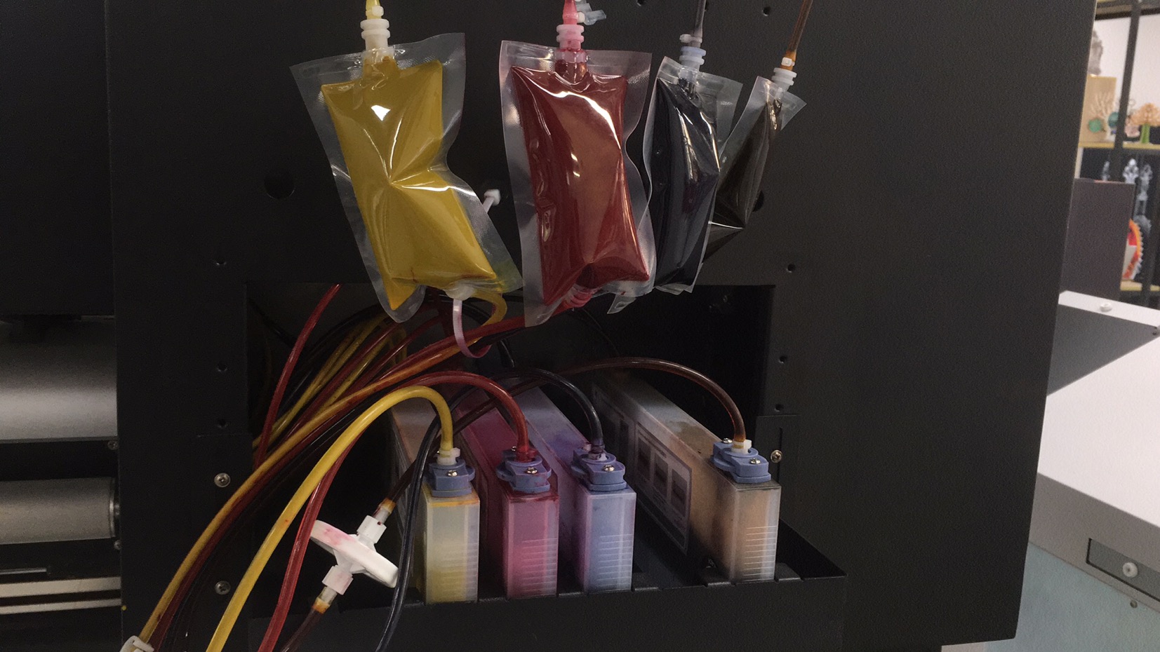 数码印花机更换墨水只是把墨水放到墨盒里面就可以了吗？那你就错了